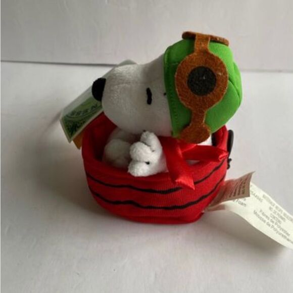 Snoopy/peanuts, NWT Deadstock, vintage Hallmark ace in a basket, plush - Picture 2 of 7